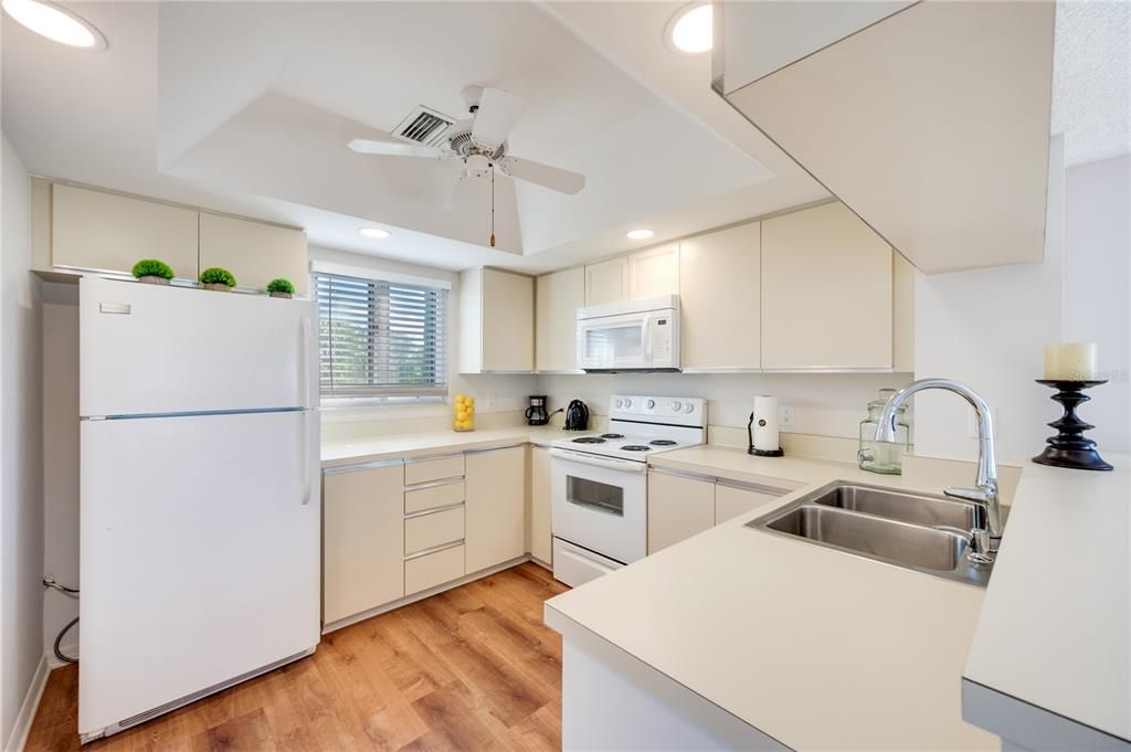 For Sale: $327,900 (2 beds, 2 baths, 1238 Square Feet)