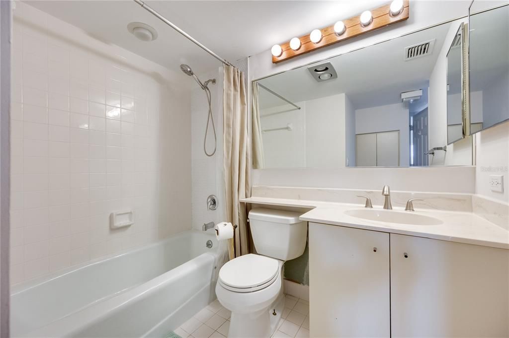 For Sale: $327,900 (2 beds, 2 baths, 1238 Square Feet)