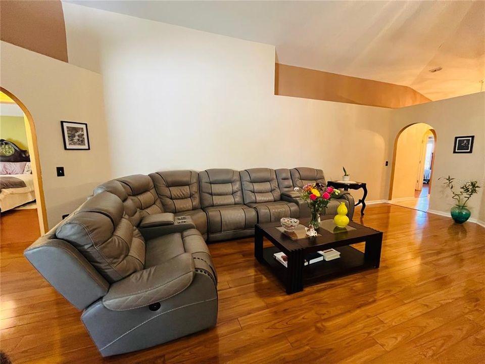: $339,900 (4 camas, 2 baños, 2012 Pies cuadrados)