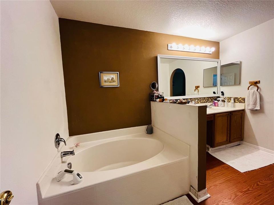 : $339,900 (4 camas, 2 baños, 2012 Pies cuadrados)