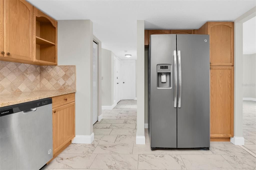 На продажу: $299,900 (2 спален, 2 ванн, 1453 Квадратных фут)