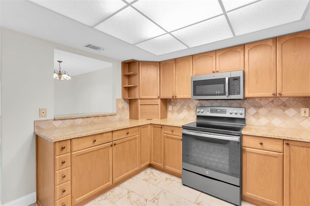 На продажу: $299,900 (2 спален, 2 ванн, 1453 Квадратных фут)
