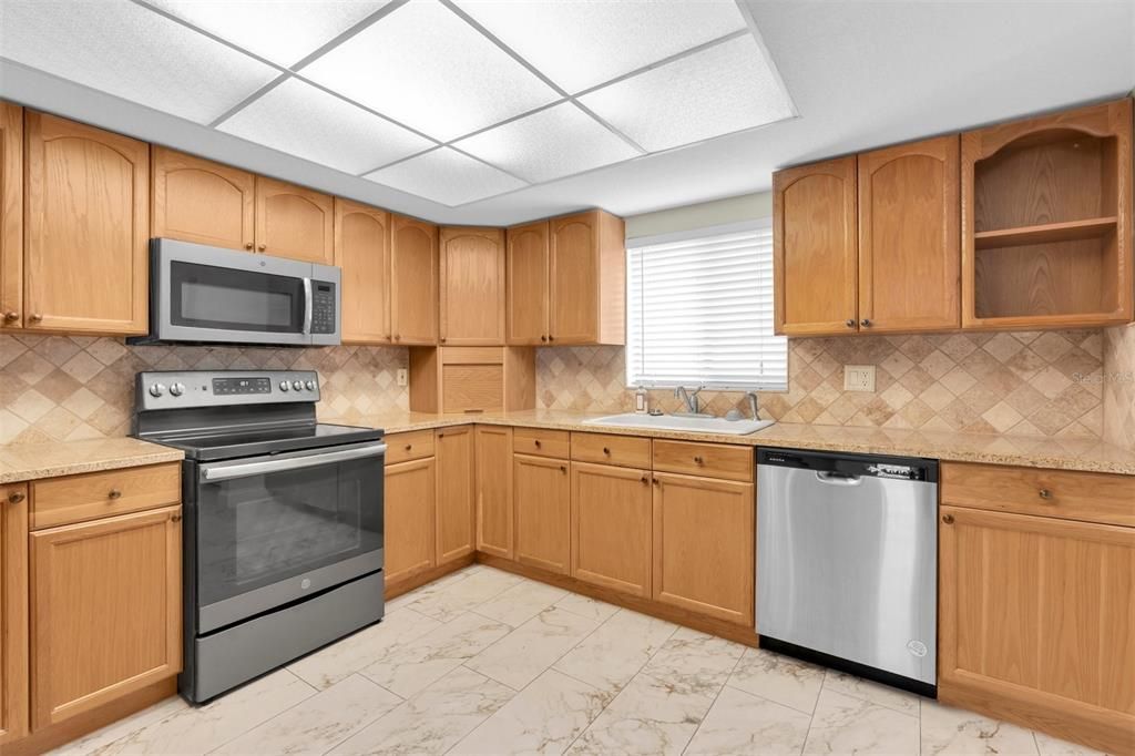На продажу: $299,900 (2 спален, 2 ванн, 1453 Квадратных фут)