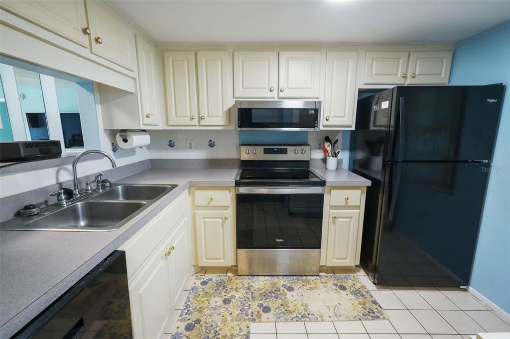 На продажу: $189,999 (2 спален, 2 ванн, 935 Квадратных фут)