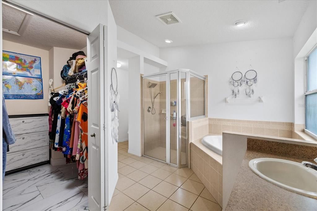 For Sale: $370,000 (4 beds, 2 baths, 1719 Square Feet)