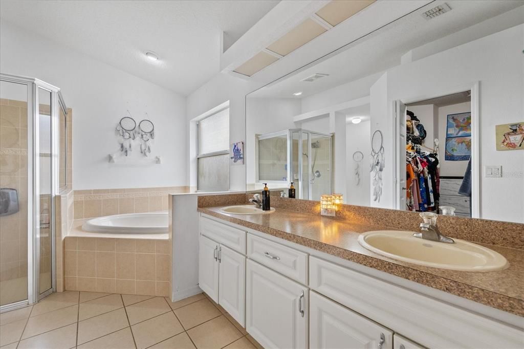 For Sale: $370,000 (4 beds, 2 baths, 1719 Square Feet)