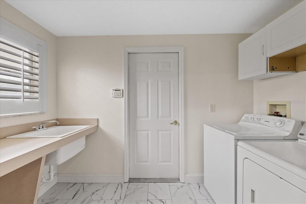 For Sale: $370,000 (4 beds, 2 baths, 1719 Square Feet)