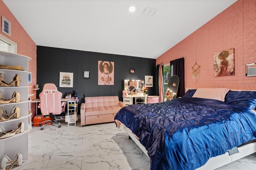For Sale: $370,000 (4 beds, 2 baths, 1719 Square Feet)