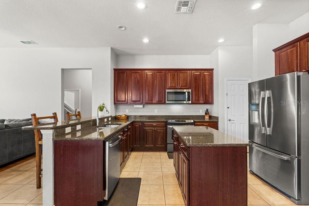 En Venta: $650,000 (4 camas, 3 baños, 3380 Pies cuadrados)