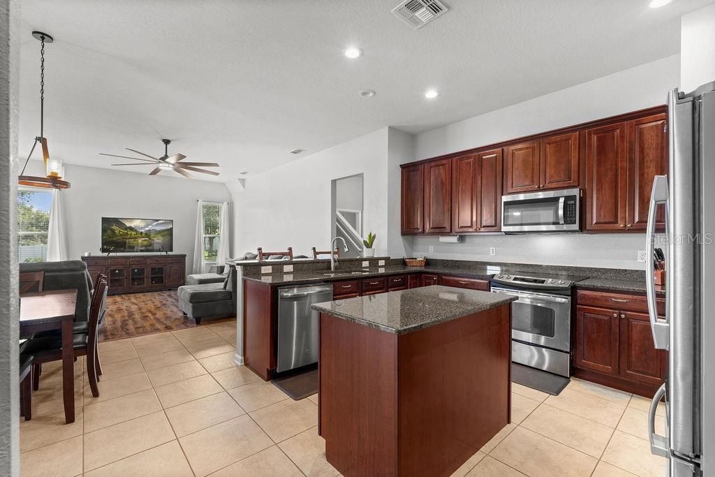 En Venta: $650,000 (4 camas, 3 baños, 3380 Pies cuadrados)