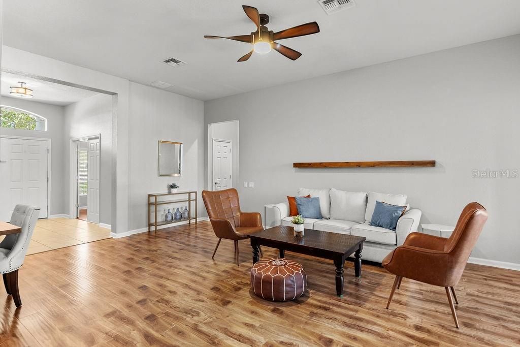 En Venta: $650,000 (4 camas, 3 baños, 3380 Pies cuadrados)