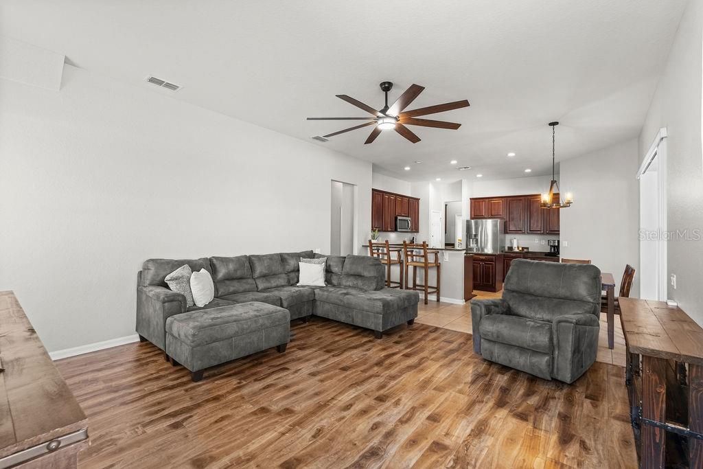 En Venta: $650,000 (4 camas, 3 baños, 3380 Pies cuadrados)