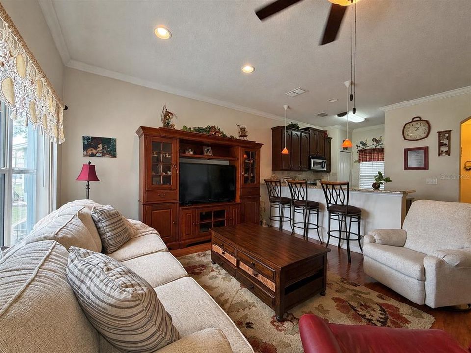 For Sale: $315,000 (2 beds, 2 baths, 1252 Square Feet)