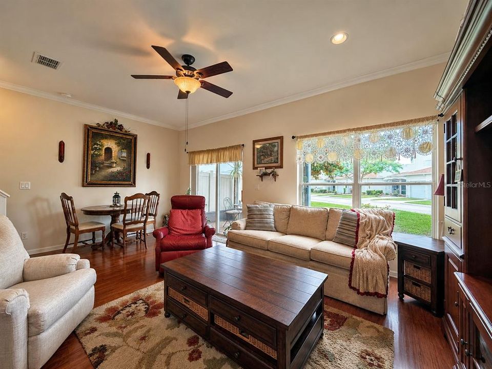 For Sale: $315,000 (2 beds, 2 baths, 1252 Square Feet)