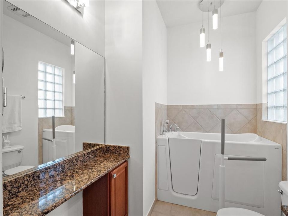 En Venta: $720,000 (3 camas, 2 baños, 2005 Pies cuadrados)