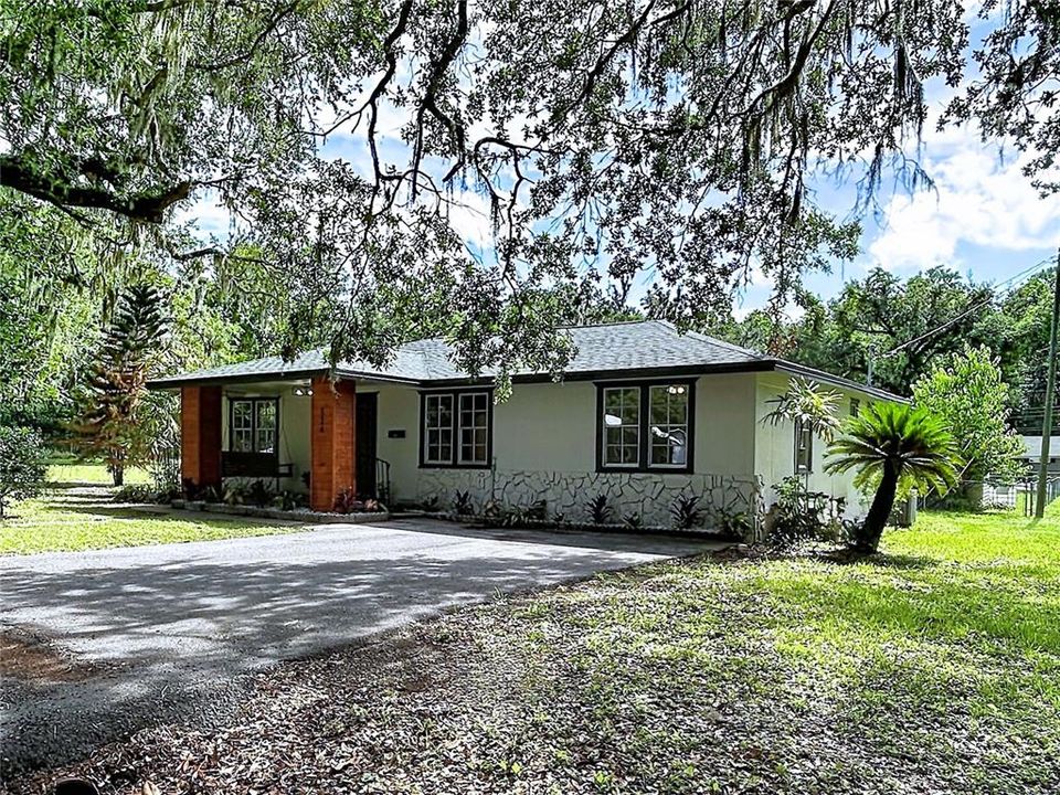For Sale: $299,990 (4 beds, 2 baths, 2052 Square Feet)