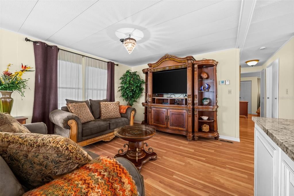 For Sale: $195,000 (2 beds, 2 baths, 1056 Square Feet)