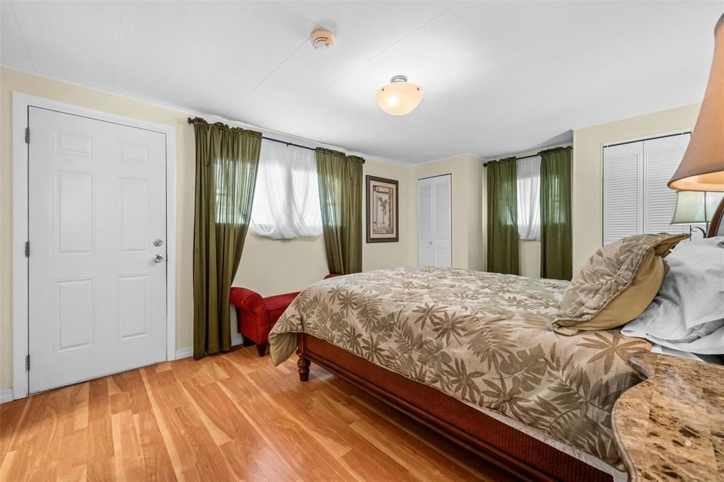For Sale: $195,000 (2 beds, 2 baths, 1056 Square Feet)
