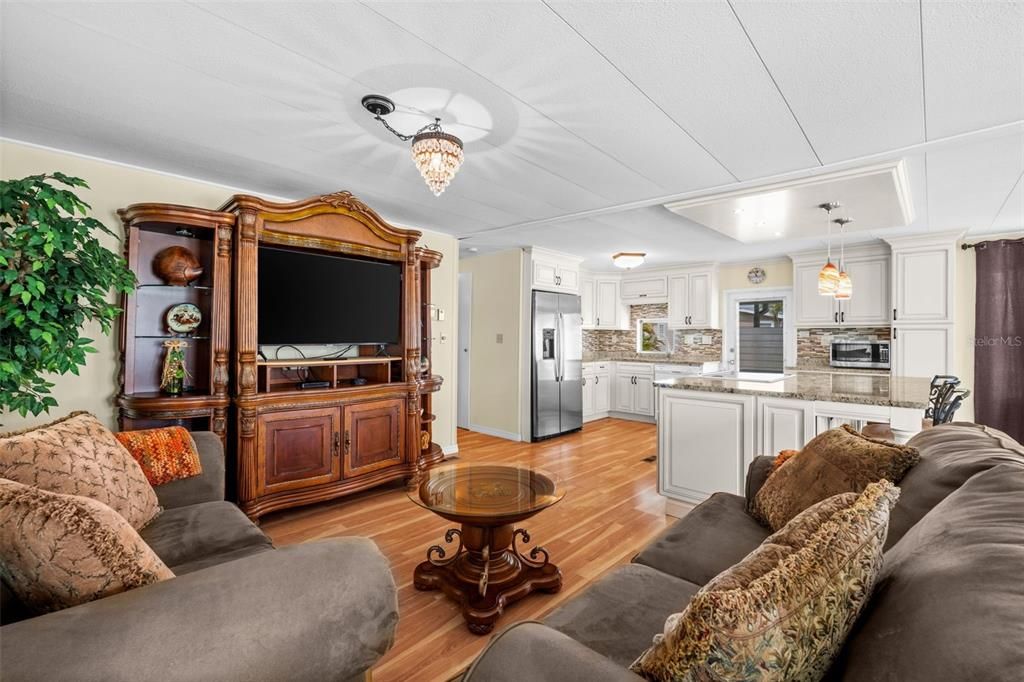 For Sale: $195,000 (2 beds, 2 baths, 1056 Square Feet)