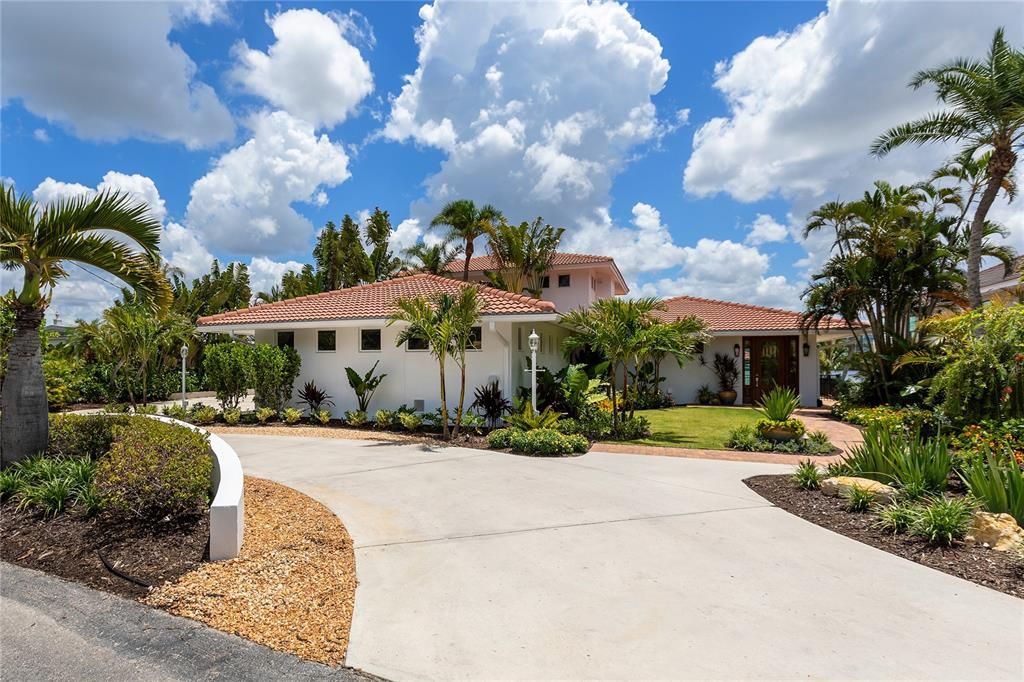 For Sale: $2,299,000 (4 beds, 3 baths, 3198 Square Feet)