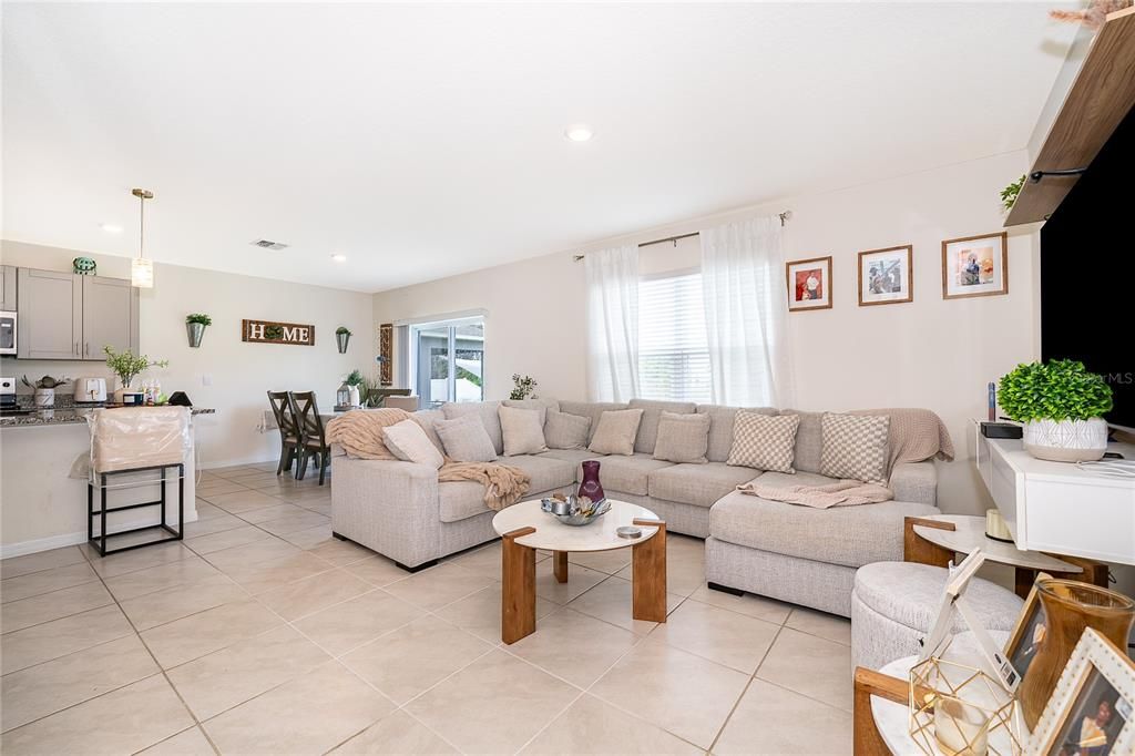 En Venta: $449,990 (5 camas, 3 baños, 2674 Pies cuadrados)