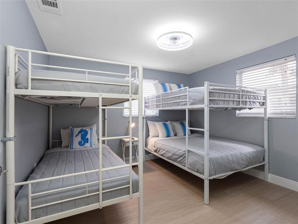 На продажу: $329,900 (3 спален, 2 ванн, 1362 Квадратных фут)