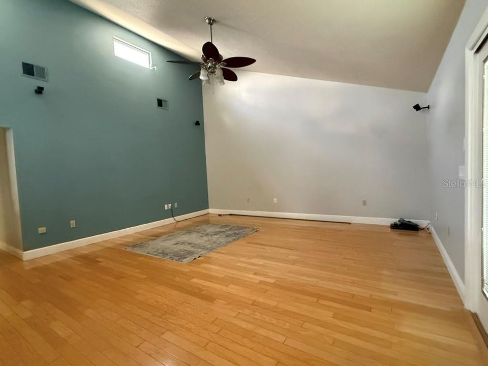 For Sale: $460,000 (3 beds, 3 baths, 1330 Square Feet)
