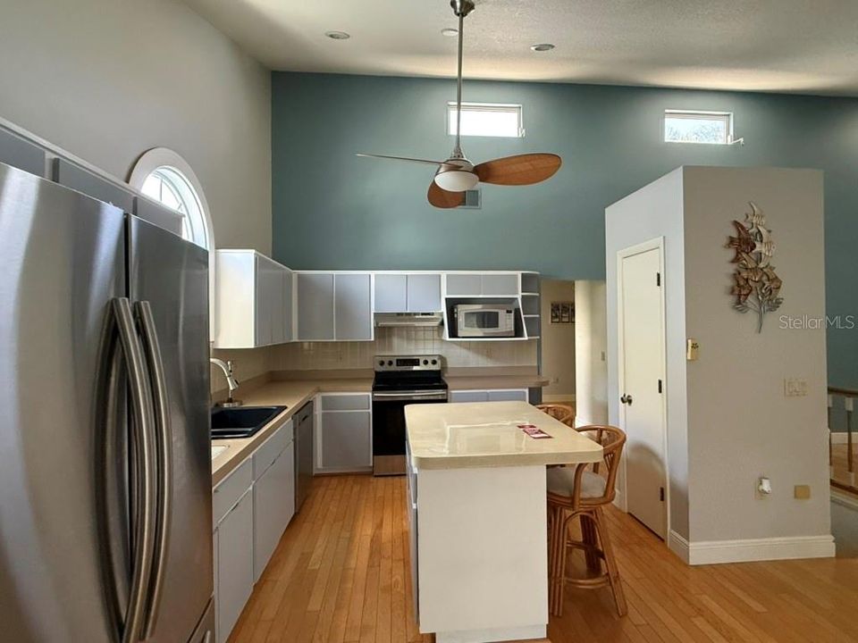 For Sale: $460,000 (3 beds, 3 baths, 1330 Square Feet)