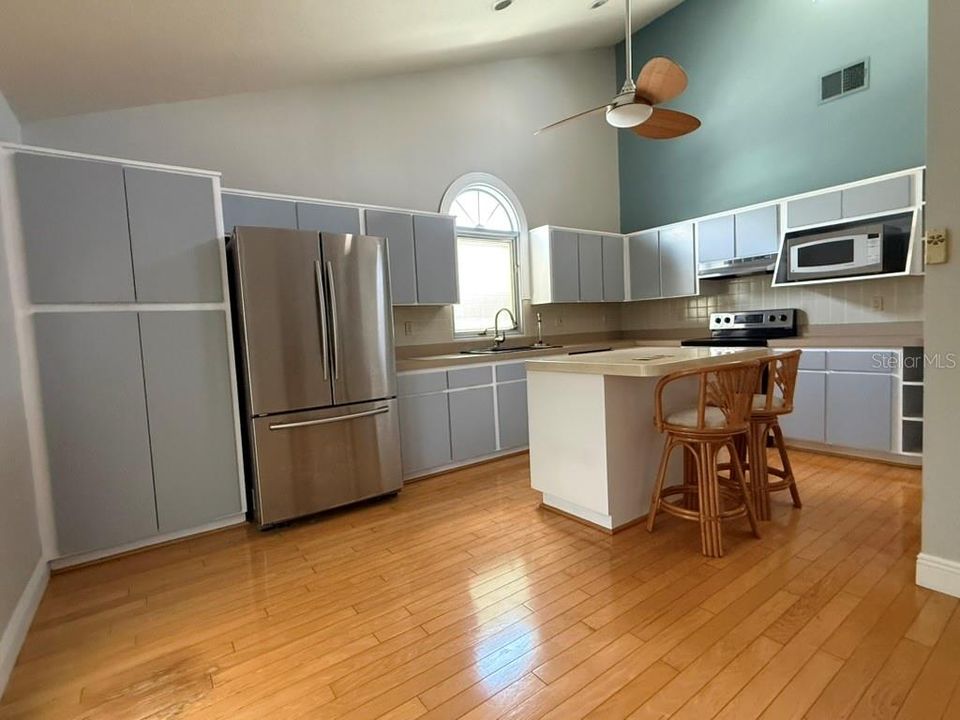 For Sale: $460,000 (3 beds, 3 baths, 1330 Square Feet)