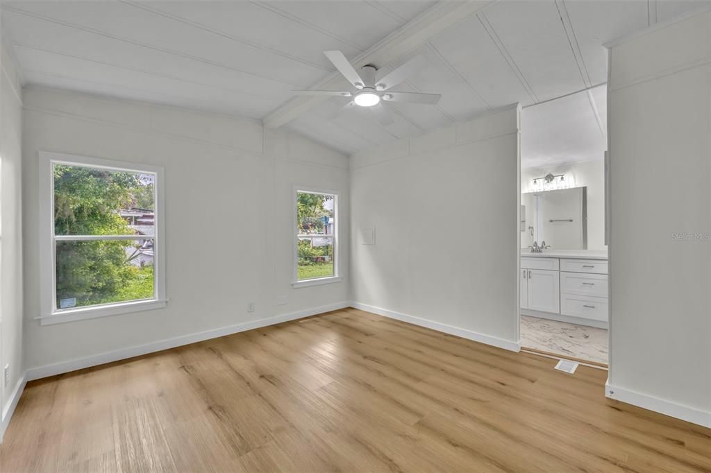 For Sale: $180,000 (2 beds, 2 baths, 1040 Square Feet)