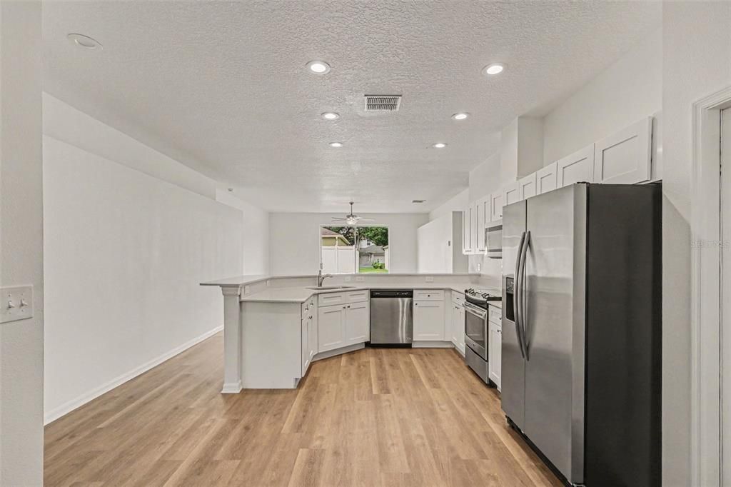 На продажу: $449,900 (4 спален, 2 ванн, 2376 Квадратных фут)