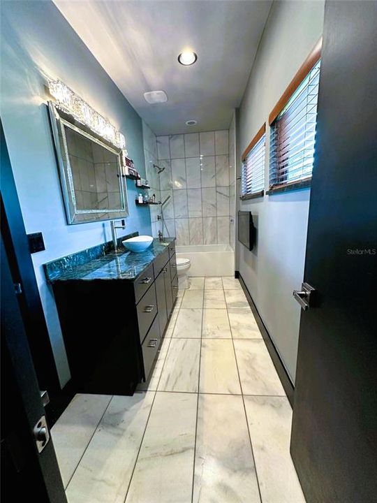 En Venta: $1,149,000 (3 camas, 2 baños, 2642 Pies cuadrados)