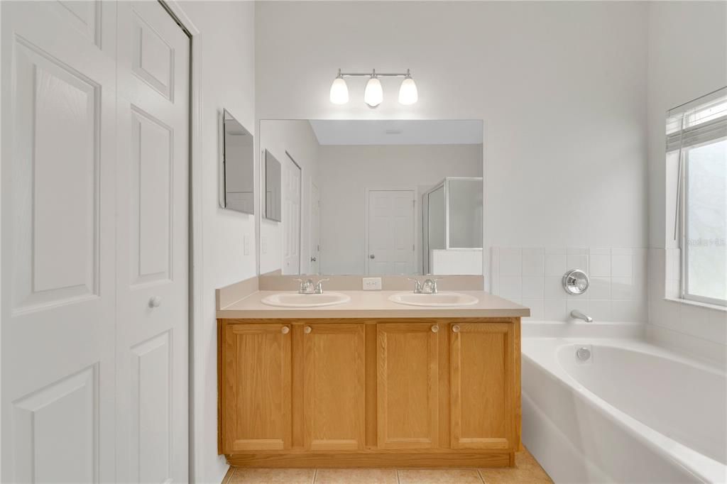 En Venta: $369,900 (4 camas, 2 baños, 1858 Pies cuadrados)