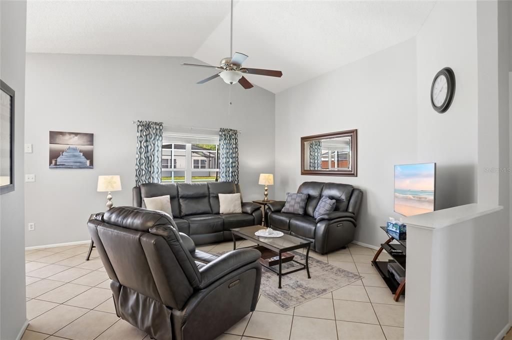 For Sale: $353,900 (3 beds, 2 baths, 1571 Square Feet)