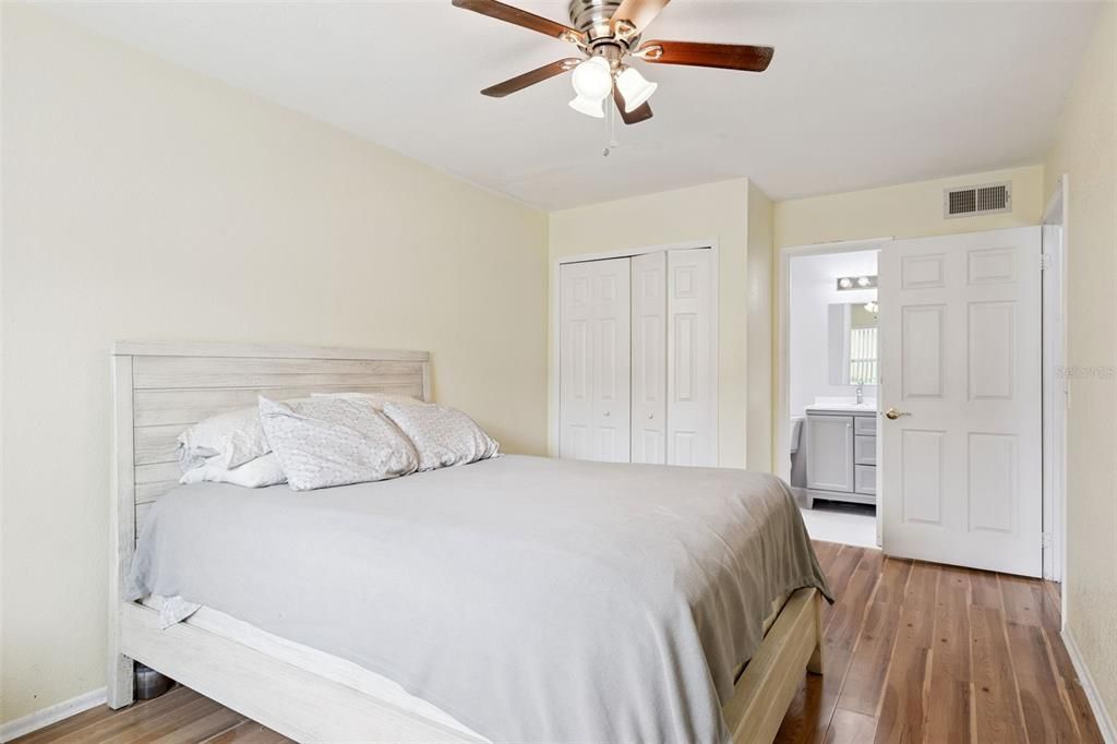For Sale: $180,000 (2 beds, 2 baths, 905 Square Feet)