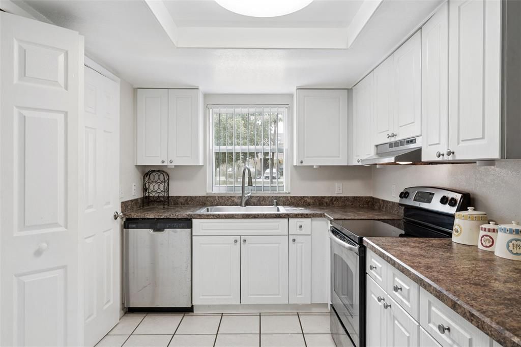 For Sale: $180,000 (2 beds, 2 baths, 905 Square Feet)