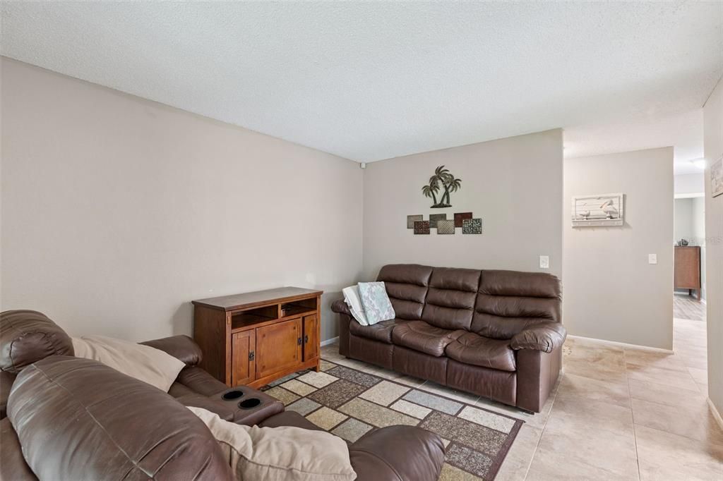 For Sale: $180,000 (2 beds, 2 baths, 905 Square Feet)