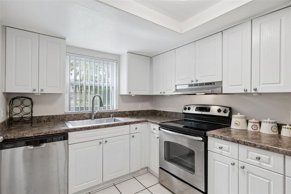 For Sale: $180,000 (2 beds, 2 baths, 905 Square Feet)