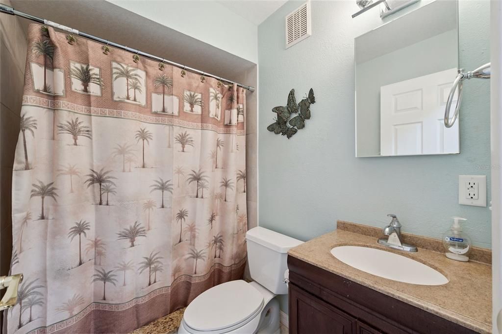 For Sale: $180,000 (2 beds, 2 baths, 905 Square Feet)