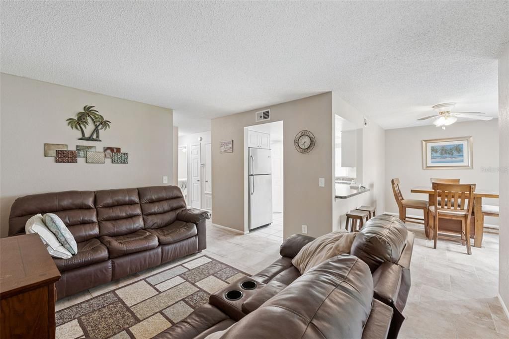 For Sale: $180,000 (2 beds, 2 baths, 905 Square Feet)