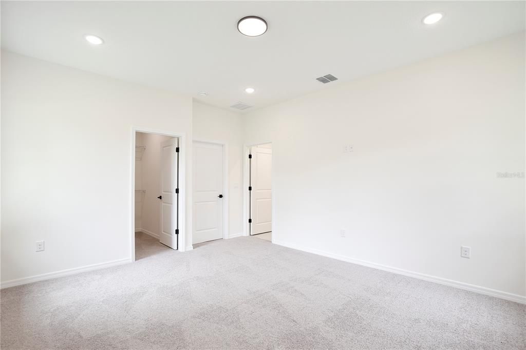 For Sale: $399,900 (5 beds, 3 baths, 2200 Square Feet)