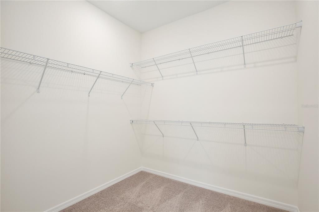 For Sale: $399,900 (5 beds, 3 baths, 2200 Square Feet)