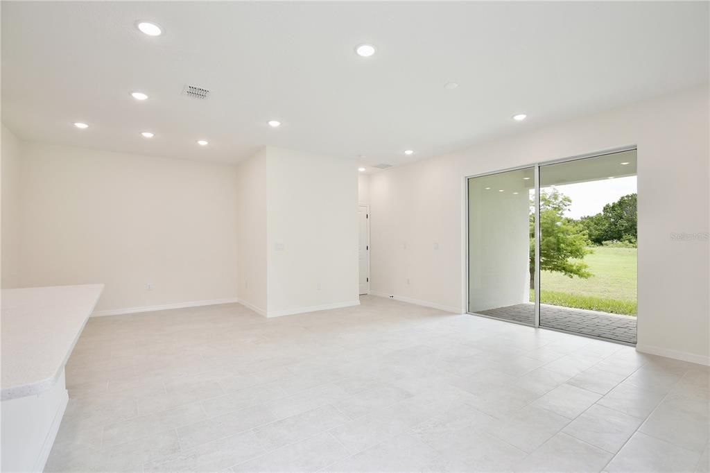 For Sale: $399,900 (5 beds, 3 baths, 2200 Square Feet)