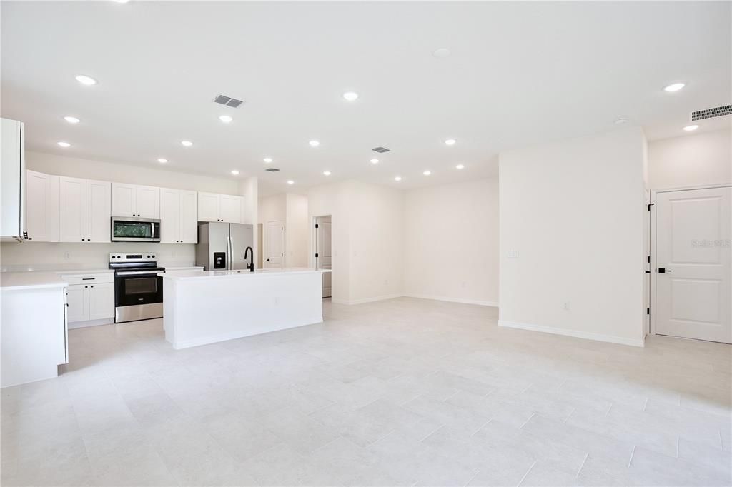 For Sale: $399,900 (5 beds, 3 baths, 2200 Square Feet)