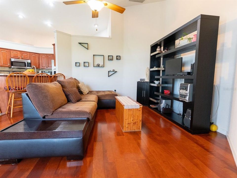 En Venta: $325,000 (3 camas, 2 baños, 2191 Pies cuadrados)