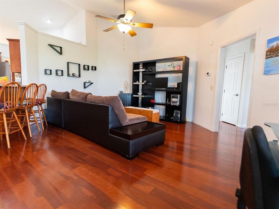En Venta: $325,000 (3 camas, 2 baños, 2191 Pies cuadrados)