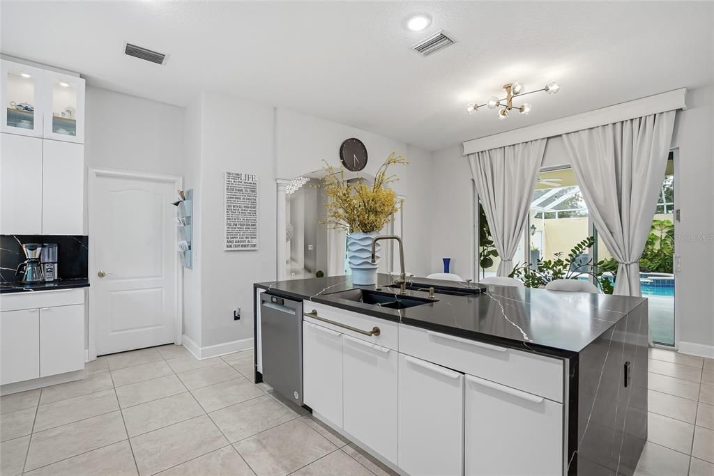 En Venta: $793,999 (4 camas, 3 baños, 3148 Pies cuadrados)