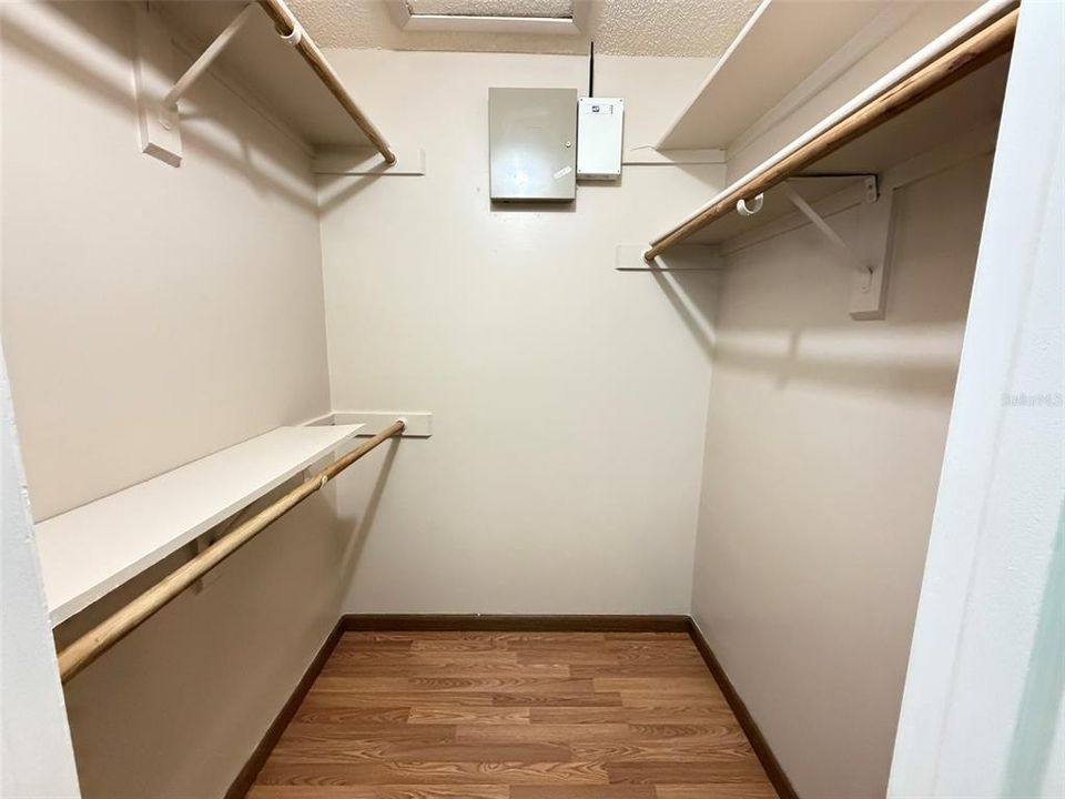 For Sale: $240,000 (2 beds, 1 baths, 952 Square Feet)