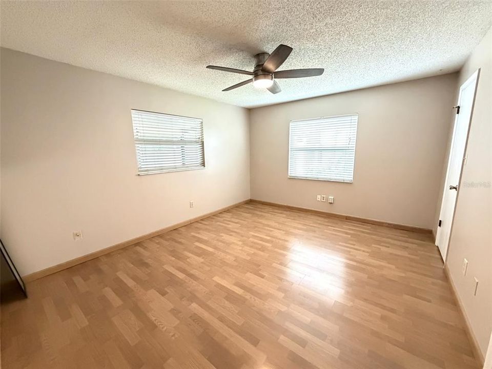 For Sale: $240,000 (2 beds, 1 baths, 952 Square Feet)