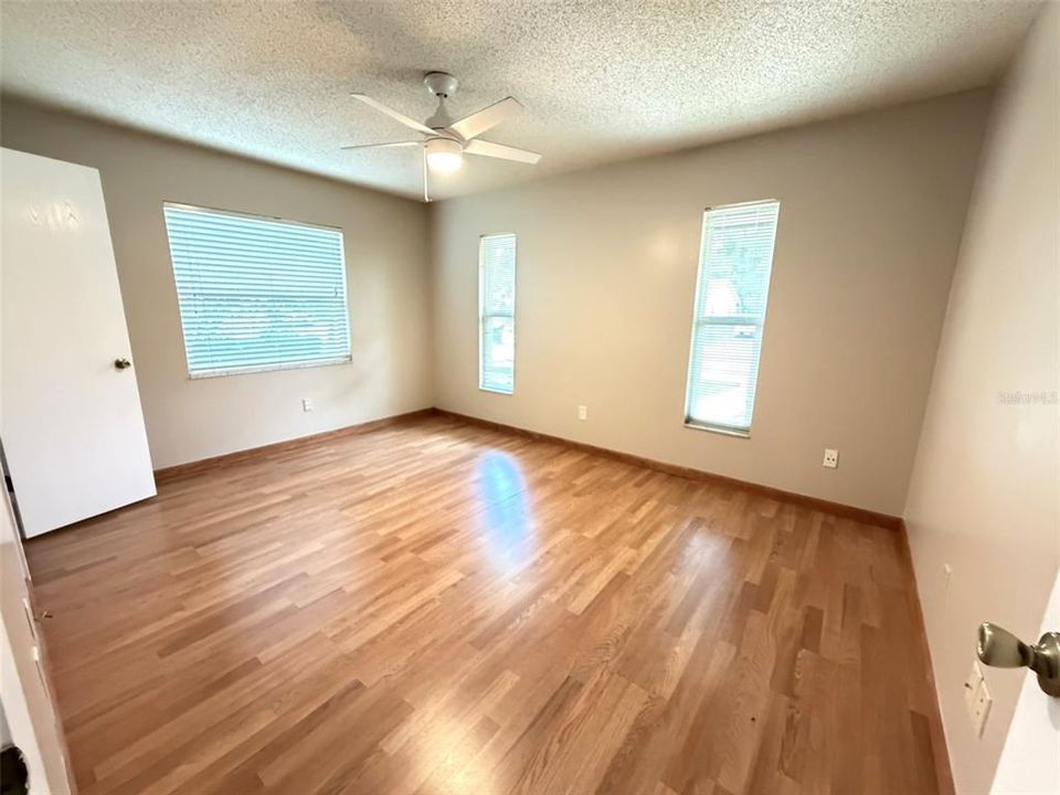 For Sale: $240,000 (2 beds, 1 baths, 952 Square Feet)